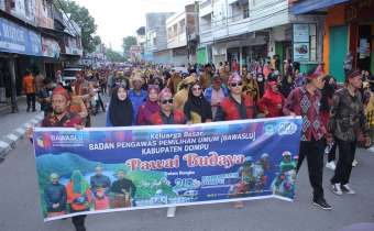 Anggota Bawaslu Kabupaten Dompu, Syafruddin, Saat turut berpartisipasi dalam Pawai Budaya yang digelar pada Sabtu, (12/2025). 