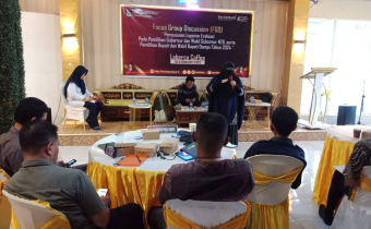 Ketua Badan Pengawas Pemilu (Bawaslu) Kabupaten Dompu, Swastari saat menjadi narasumber dalam Focus Group Discussion (FGD) yang diselenggarakan oleh Komisi Pemilihan Umum (KPU) Kabupaten Dompu di Café Laberca pada (20/2/2025.