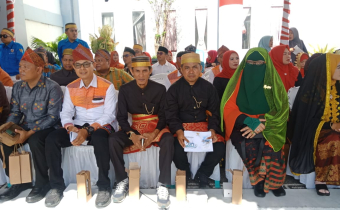 Ketua dan Anggota Bawaslu Kabupaten Dompu saat menghadiri upacara peringatan Hari Jadi Dompu yang ke-210 yang digelar di Lapangan Beringin, Jum’at (11/4/2024).