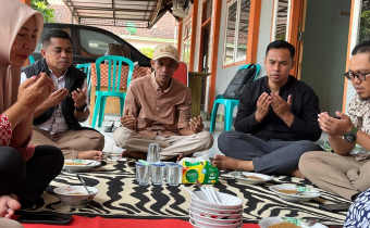 Anggota Bawaslu kabupaten Dompu,Wahyudin (dua dari kiri) bersama Anggota Bawaslu Kabupaten Dompu, Syafruddin (kiri) didampingi Plt. Kepala Sekretariat Bawaslu Kabupaten Dompu, Agus Awaluddin (kanan) saat acara tasyukuran dama memperingati Hari Ulang Tahun (HUT) ke-17 Badan Pengawas Pemilu (Bawaslu) Republik Indonesia, Bawaslu Kabupaten Dompu menggelar acara tasyakuran dengan mengusung tradisi lokal “Ngaha Kawiri” di kantor Bawaslu Kabupaten Dompu, Kamis (17/4/2025).