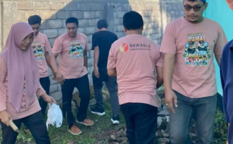Bawaslu  Dompu Laksanakan Jum’at Bersih di Halaman Kantor
