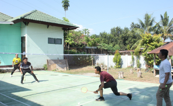 Perkuat Silaturahmi dan Sinergi, Bawaslu dan KPU Dompu Gelar Pertandingan Persahabatan Bulutangkis