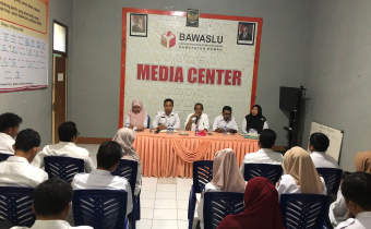 Bawaslu Dompu Gelar Rapat Internal Evaluasi Pelaksanaan Program dan Tahapan Pemilihan 2025