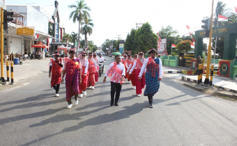 Bawaslu Dompu Meriahkan Gerak Jalan Jenaka HUT RI ke-80 di Kelurahan Bali 1