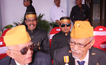 Bawaslu Dompu Hadiri Upacara HUT ke-80 Kemerdekaan RI di Lapangan B