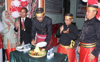 Bawaslu Dompu Rayakan HUT ke-7 dengan Pemotongan Tumpeng dan Refleksi Perjalanan Demokrasi