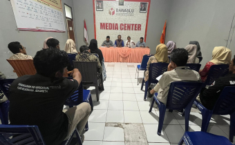 Bawaslu Dompu Gelar Rapat Internal Bahas Pembagian Divisi dan Penguatan Struktur Organisasi