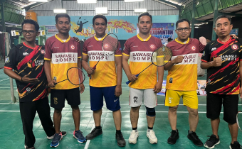 Bawaslu Dompu Ikut Meriahkan Turnamen Bulutangkis Bupati Cup 2025