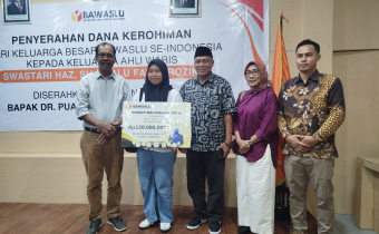 Anggota Bawaslu RI Serahkan Dana Kerohiman kepada Ahli Waris Akmarhumah Swastari